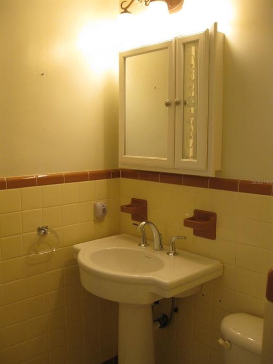 Active With Contract: $2,700 (2 beds, 2 baths, 1235 Square Feet)