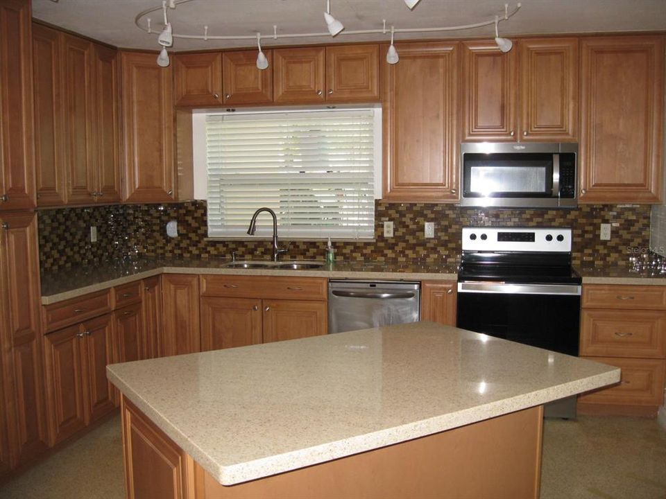 Active With Contract: $2,700 (2 beds, 2 baths, 1235 Square Feet)