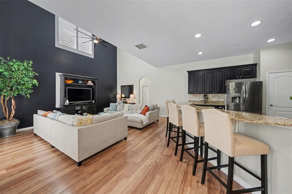 Activo con contrato: $839,900 (4 camas, 3 baños, 3429 Pies cuadrados)