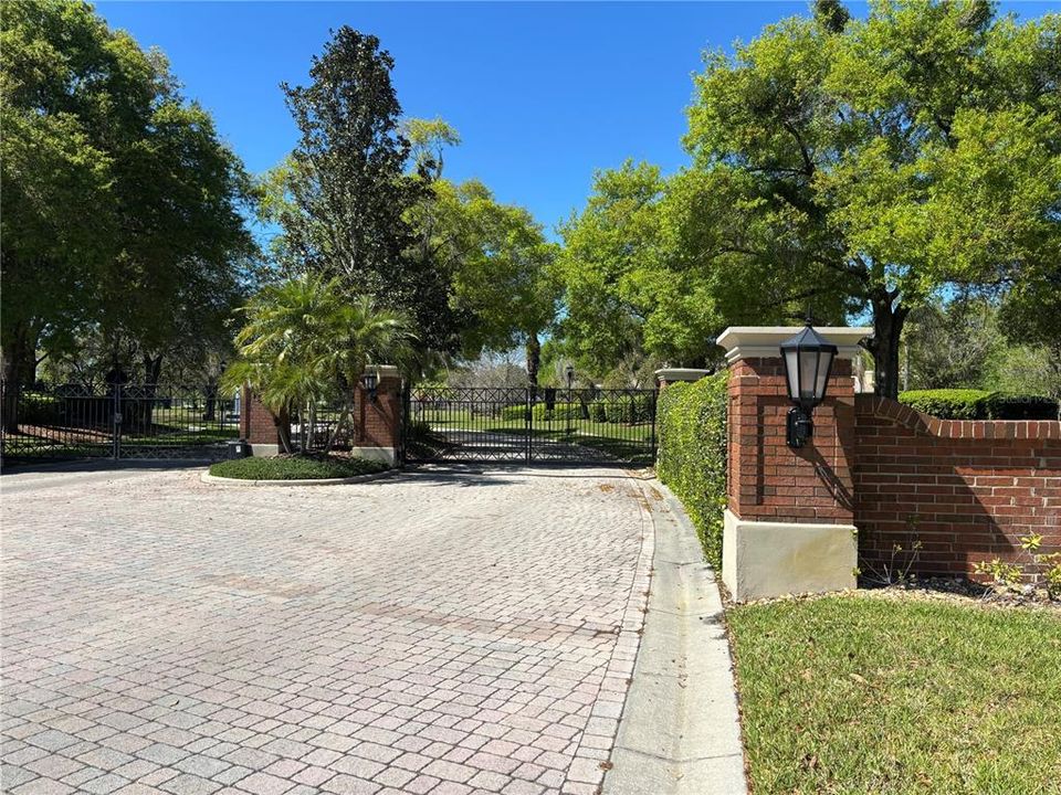 Activo con contrato: $839,900 (4 camas, 3 baños, 3429 Pies cuadrados)
