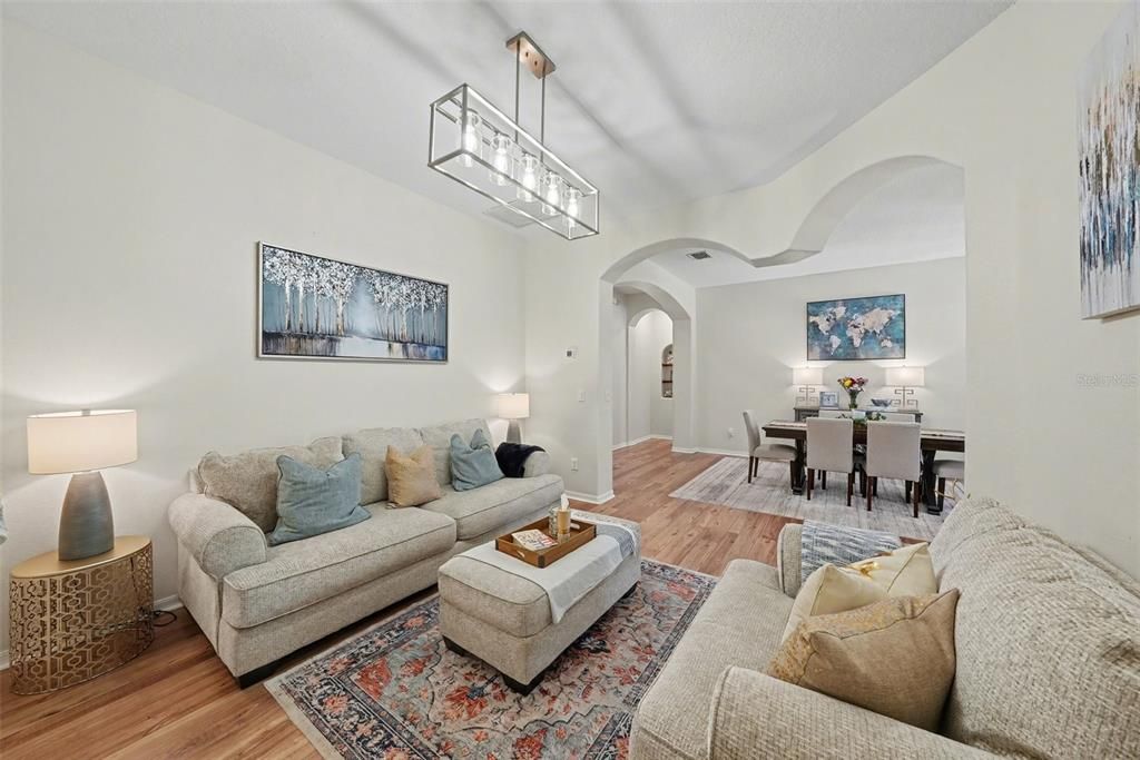 Activo con contrato: $839,900 (4 camas, 3 baños, 3429 Pies cuadrados)
