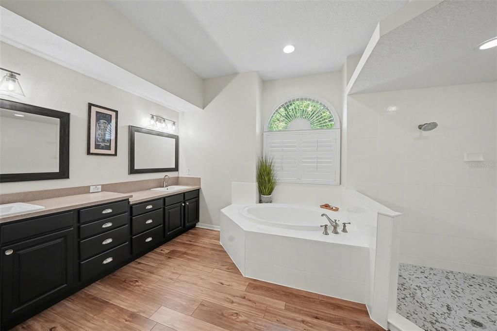 Activo con contrato: $839,900 (4 camas, 3 baños, 3429 Pies cuadrados)
