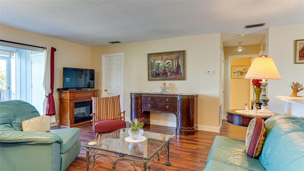 Active With Contract: $185,000 (2 beds, 2 baths, 1146 Square Feet)