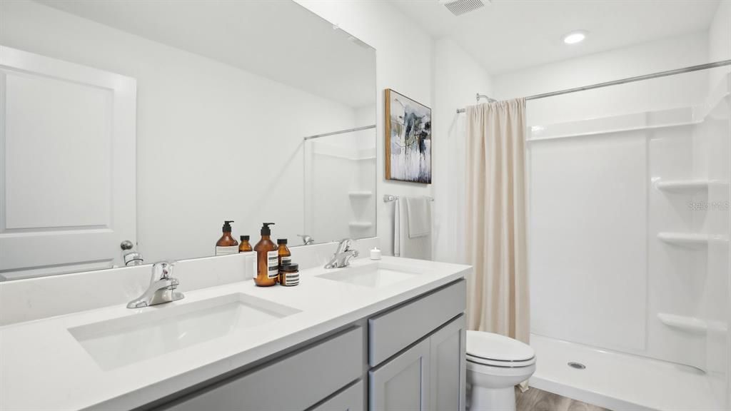 Activo con contrato: $284,990 (3 camas, 2 baños, 1328 Pies cuadrados)