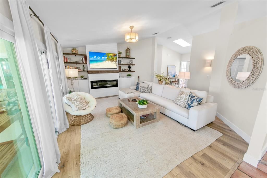 Active With Contract: $649,500 (2 beds, 2 baths, 1540 Square Feet)