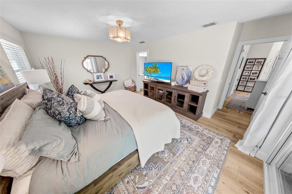 Active With Contract: $649,500 (2 beds, 2 baths, 1540 Square Feet)