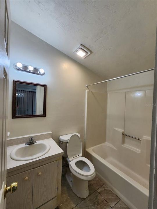 For Rent: $1,550 (3 beds, 2 baths, 880 Square Feet)