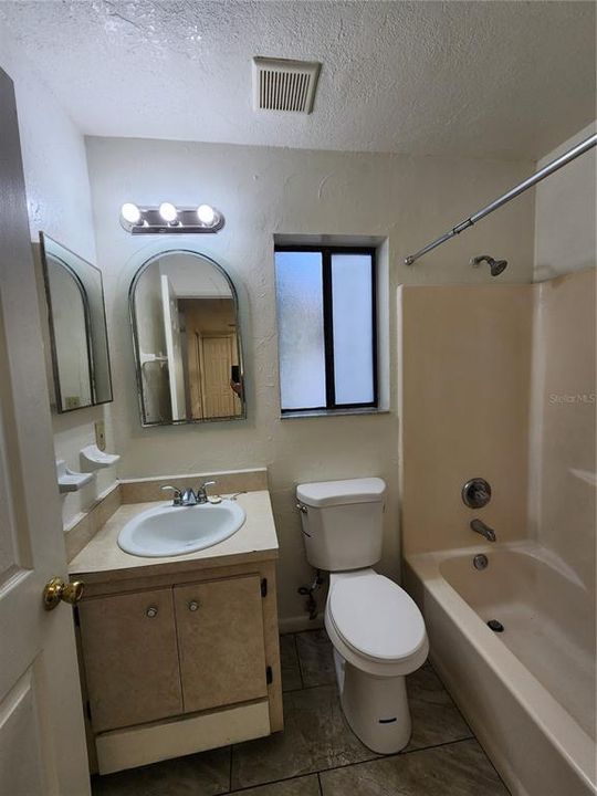 For Rent: $1,550 (3 beds, 2 baths, 880 Square Feet)