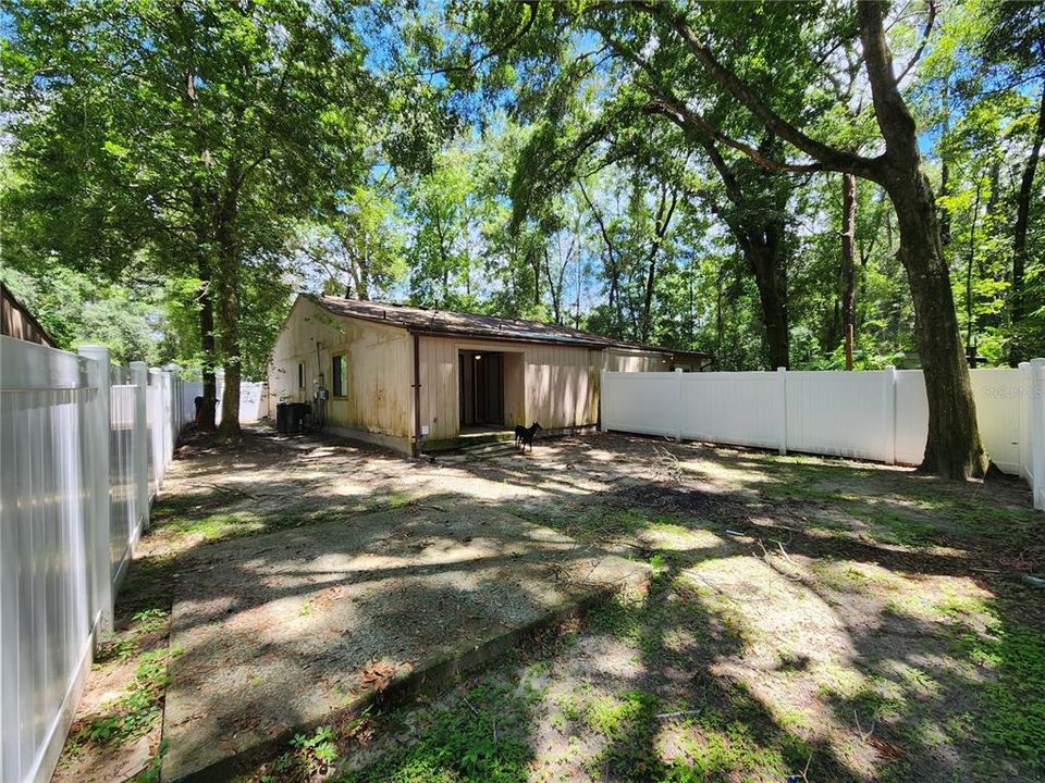 For Rent: $1,550 (3 beds, 2 baths, 880 Square Feet)