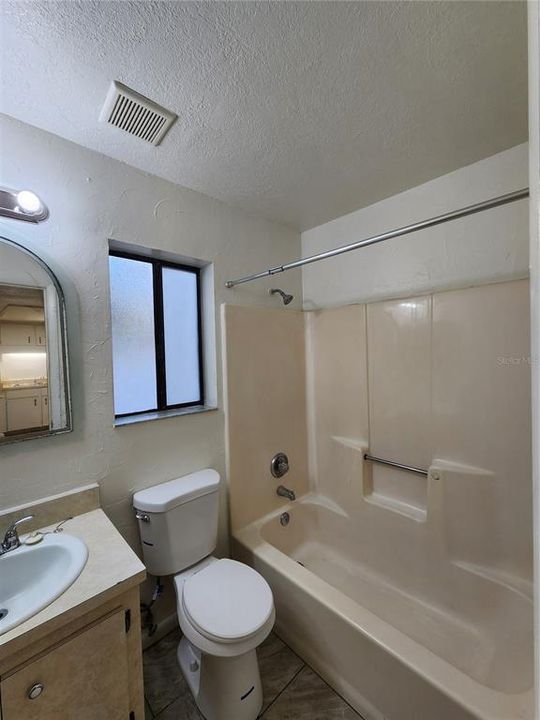 For Rent: $1,550 (3 beds, 2 baths, 880 Square Feet)