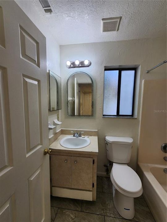 For Rent: $1,550 (3 beds, 2 baths, 880 Square Feet)