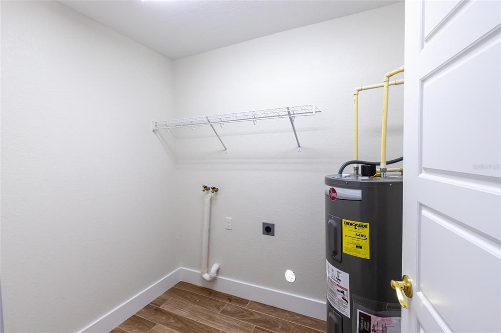 На продажу: $447,000 (4 спален, 0 ванн, 1968 Квадратных фут)