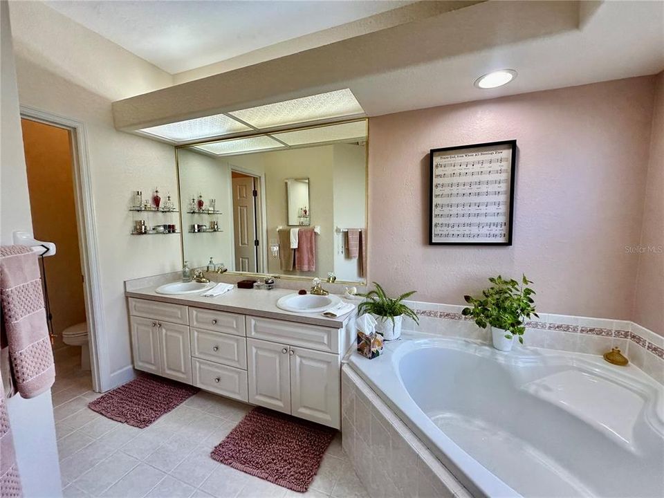 На продажу: $415,000 (3 спален, 2 ванн, 2107 Квадратных фут)