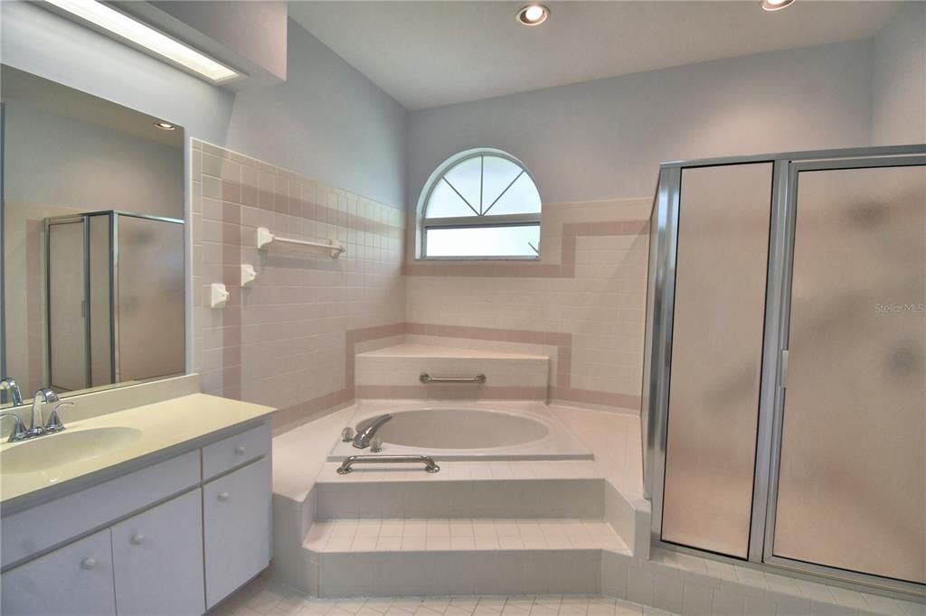 Activo con contrato: $545,000 (4 camas, 3 baños, 3434 Pies cuadrados)