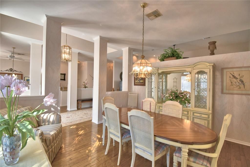 Activo con contrato: $545,000 (4 camas, 3 baños, 3434 Pies cuadrados)