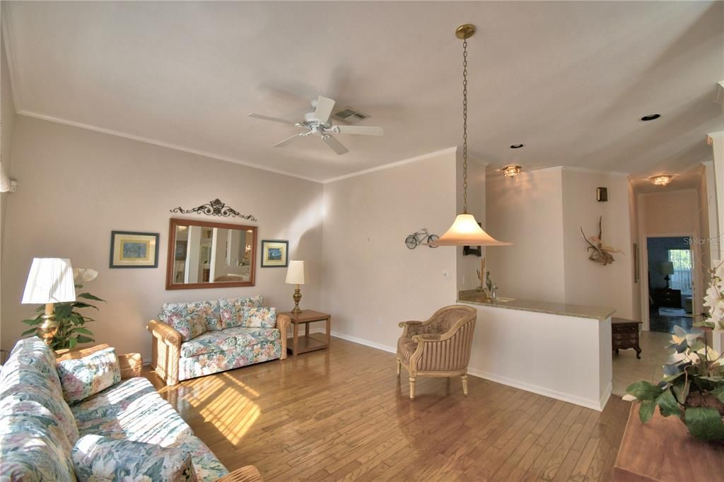 Activo con contrato: $545,000 (4 camas, 3 baños, 3434 Pies cuadrados)