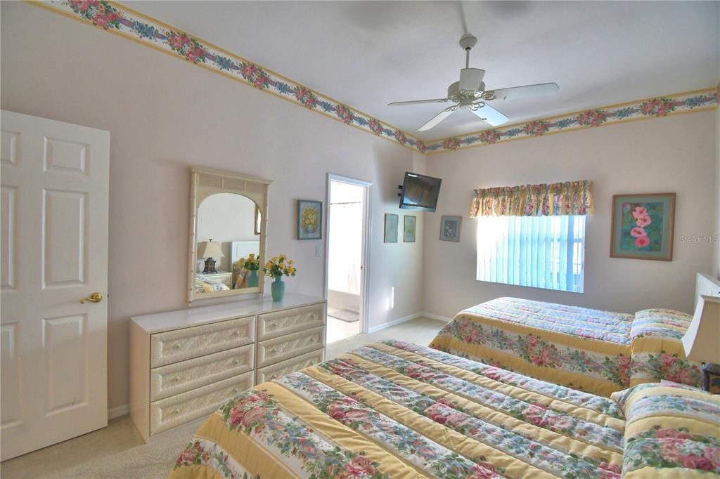 Activo con contrato: $545,000 (4 camas, 3 baños, 3434 Pies cuadrados)