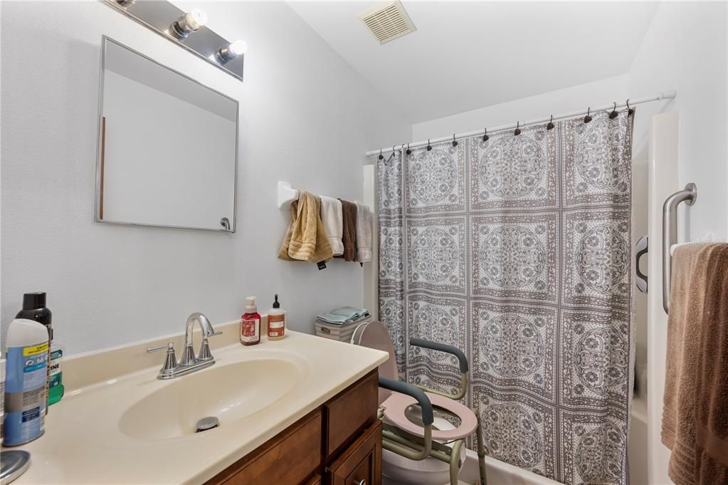 Activo con contrato: $125,000 (2 camas, 2 baños, 858 Pies cuadrados)