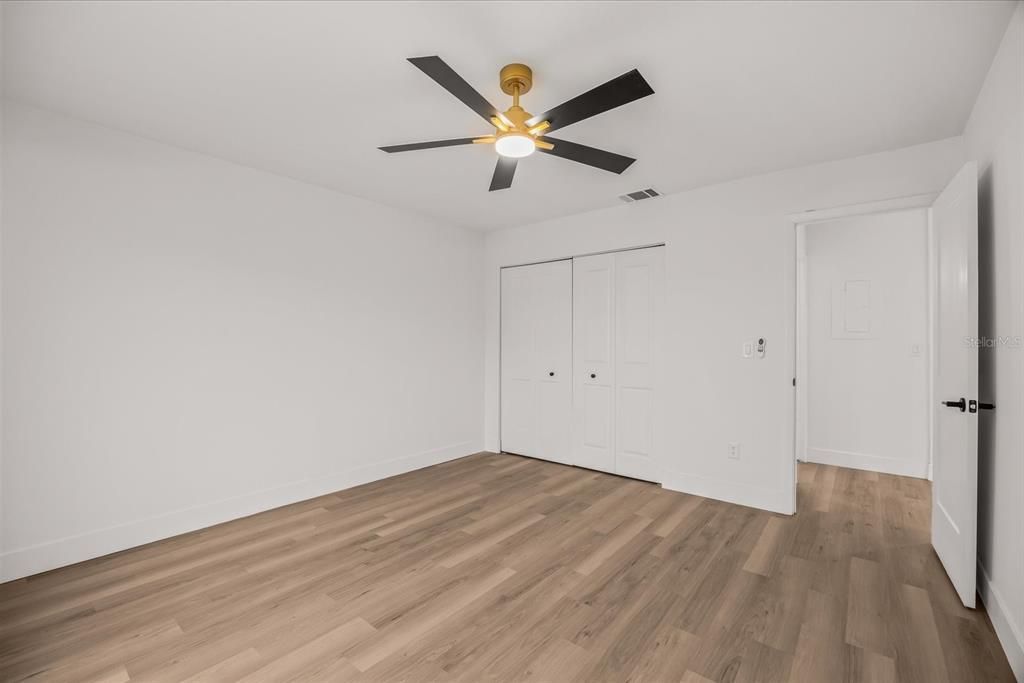 Active With Contract: $225,000 (2 beds, 1 baths, 921 Square Feet)