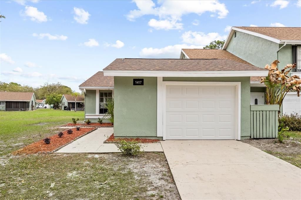 Active With Contract: $225,000 (2 beds, 1 baths, 921 Square Feet)