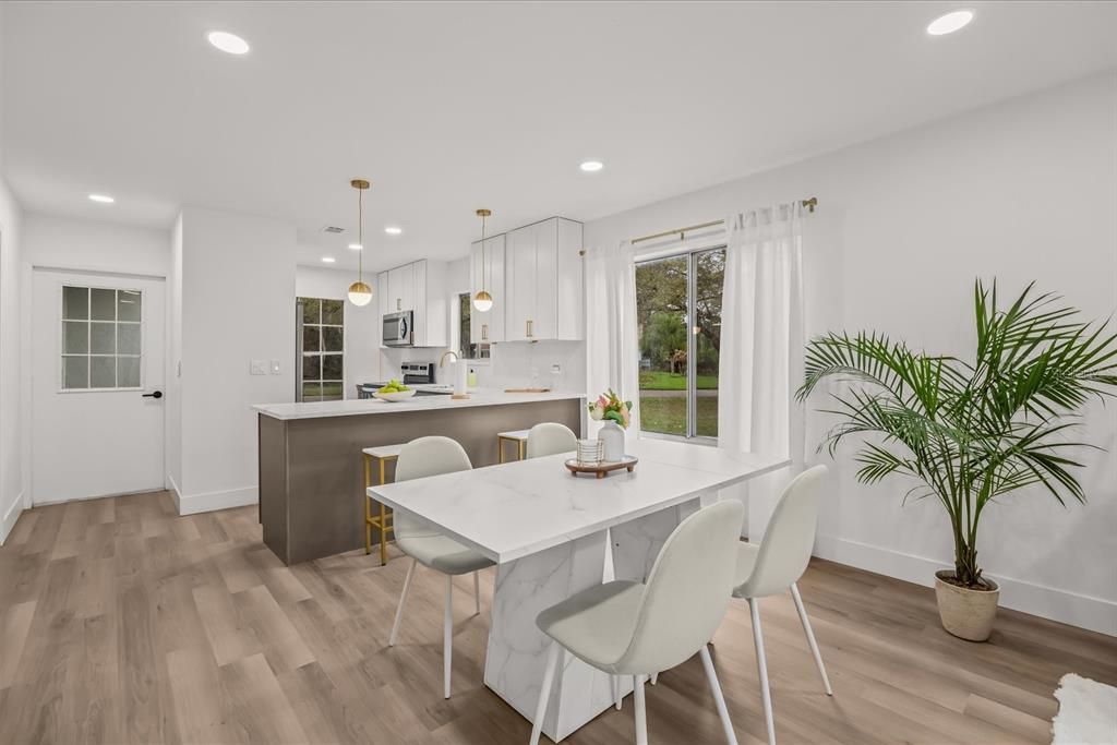 Active With Contract: $225,000 (2 beds, 1 baths, 921 Square Feet)