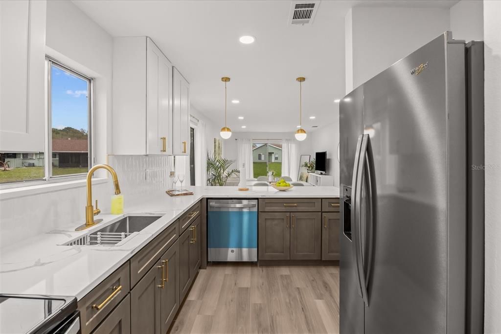 Active With Contract: $225,000 (2 beds, 1 baths, 921 Square Feet)