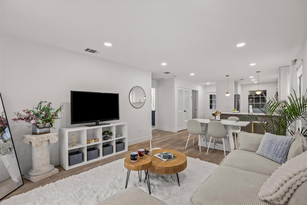 Active With Contract: $225,000 (2 beds, 1 baths, 921 Square Feet)