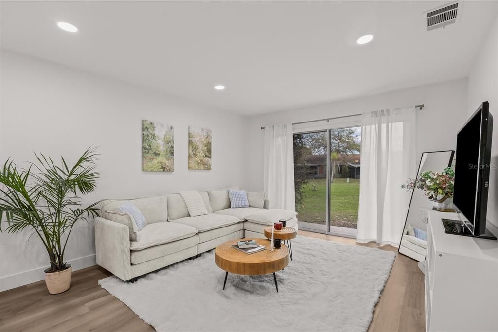Active With Contract: $225,000 (2 beds, 1 baths, 921 Square Feet)