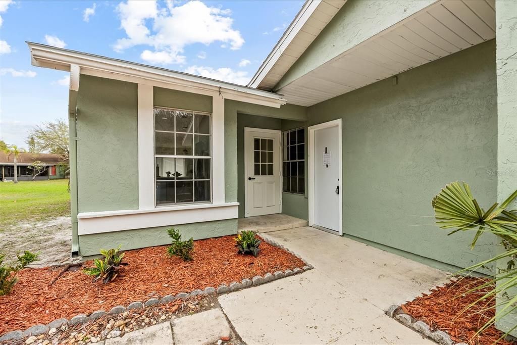 Active With Contract: $225,000 (2 beds, 1 baths, 921 Square Feet)