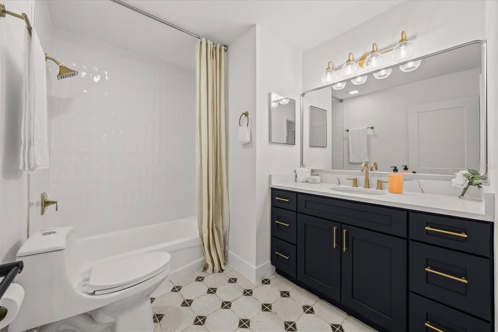 Active With Contract: $225,000 (2 beds, 1 baths, 921 Square Feet)