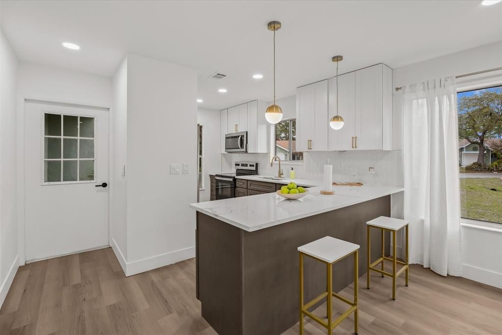 Active With Contract: $225,000 (2 beds, 1 baths, 921 Square Feet)