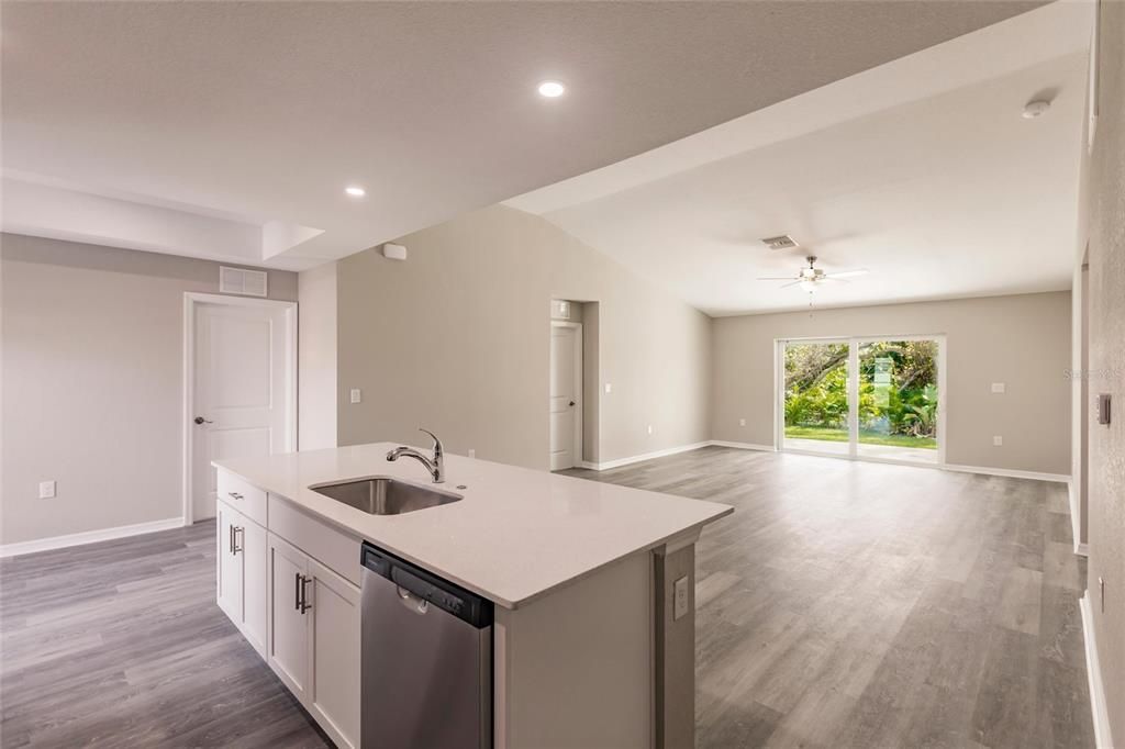 Activo con contrato: $284,000 (4 camas, 2 baños, 1556 Pies cuadrados)