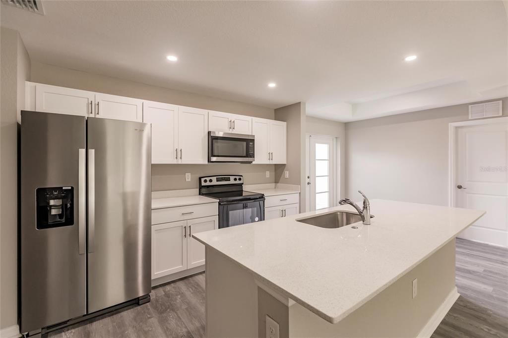 Activo con contrato: $284,000 (4 camas, 2 baños, 1556 Pies cuadrados)