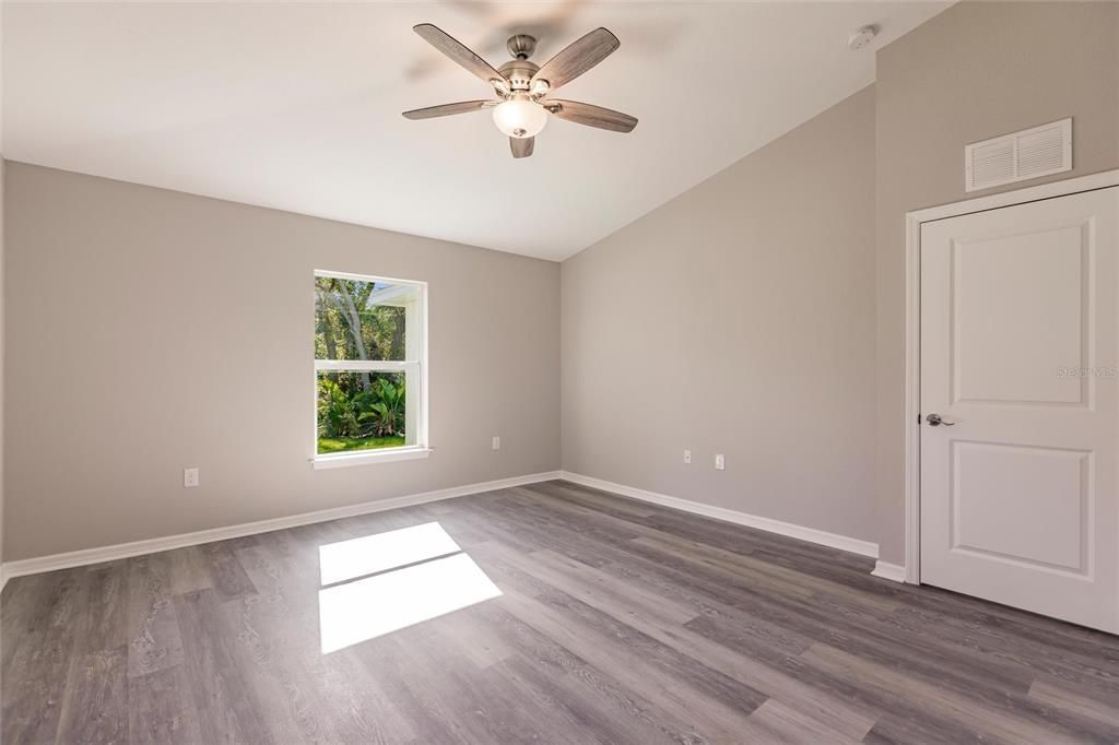 Activo con contrato: $284,000 (4 camas, 2 baños, 1556 Pies cuadrados)