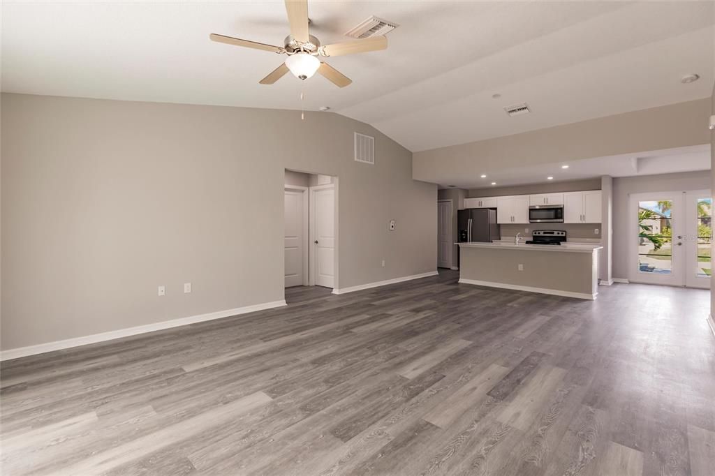 Activo con contrato: $284,000 (4 camas, 2 baños, 1556 Pies cuadrados)