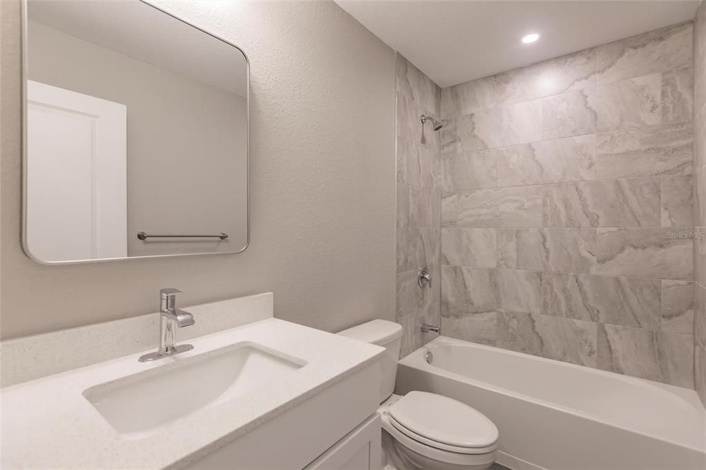 Activo con contrato: $284,000 (4 camas, 2 baños, 1556 Pies cuadrados)