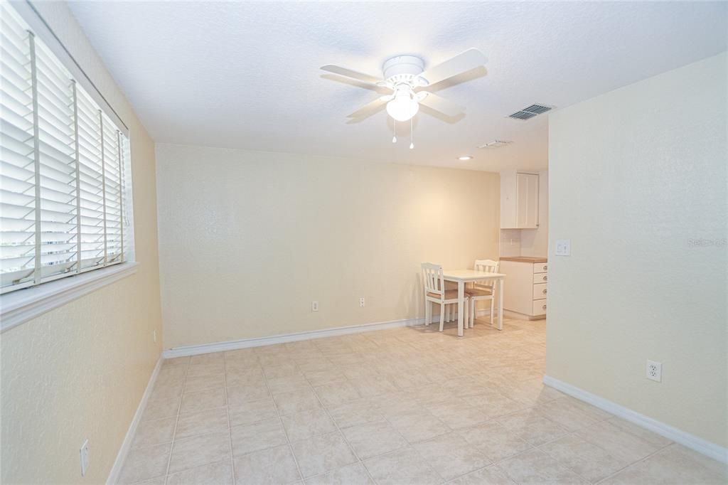 出租: $2,100 (2 贝兹, 1 浴室, 609 平方英尺)