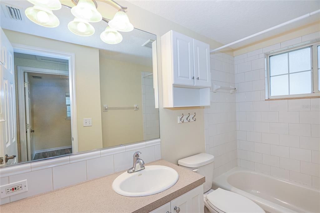 出租: $2,100 (2 贝兹, 1 浴室, 609 平方英尺)