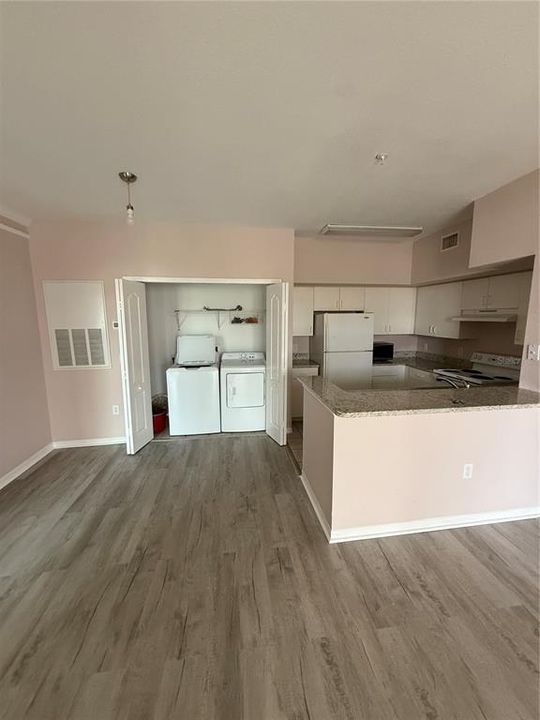 Active With Contract: $1,400 (1 beds, 1 baths, 661 Square Feet)