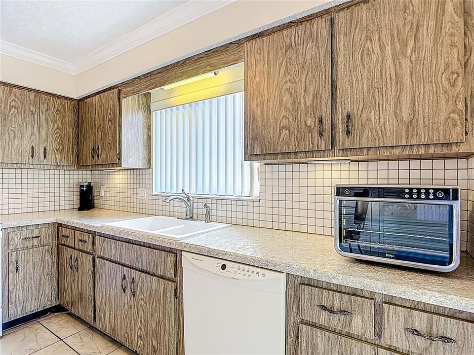 На продажу: $139,900 (2 спален, 2 ванн, 1144 Квадратных фут)