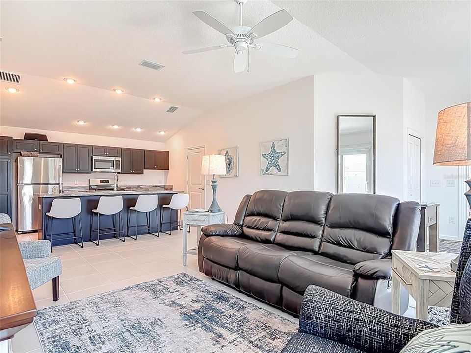 На продажу: $309,900 (2 спален, 2 ванн, 1203 Квадратных фут)