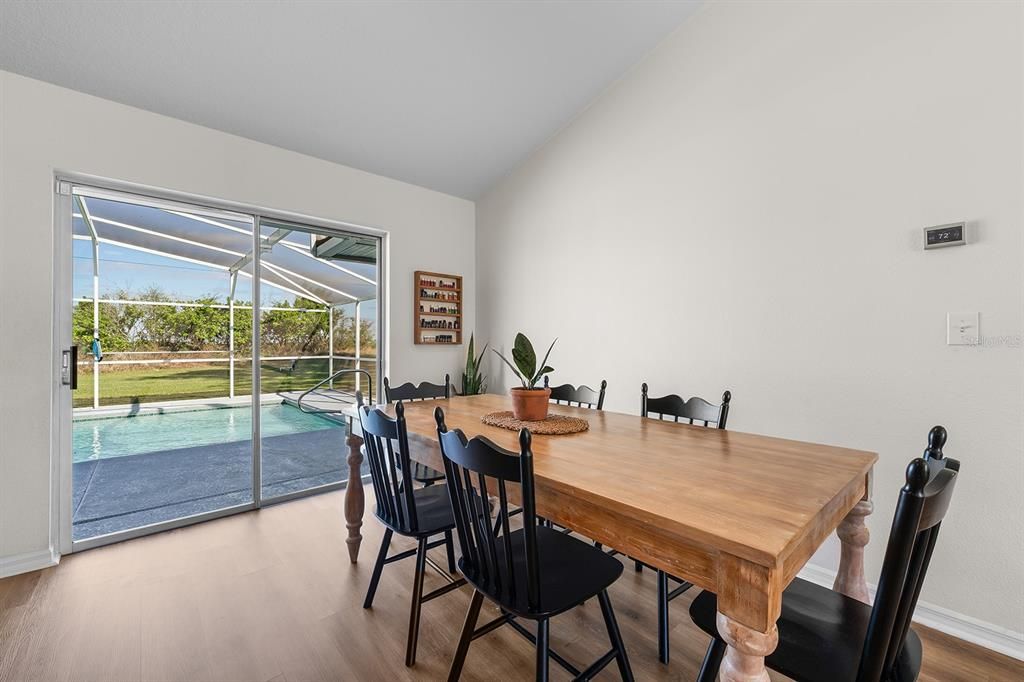 Activo con contrato: $427,000 (3 camas, 2 baños, 1273 Pies cuadrados)