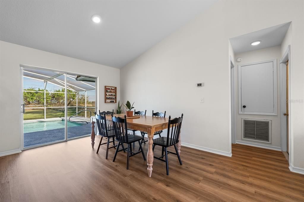 Activo con contrato: $427,000 (3 camas, 2 baños, 1273 Pies cuadrados)