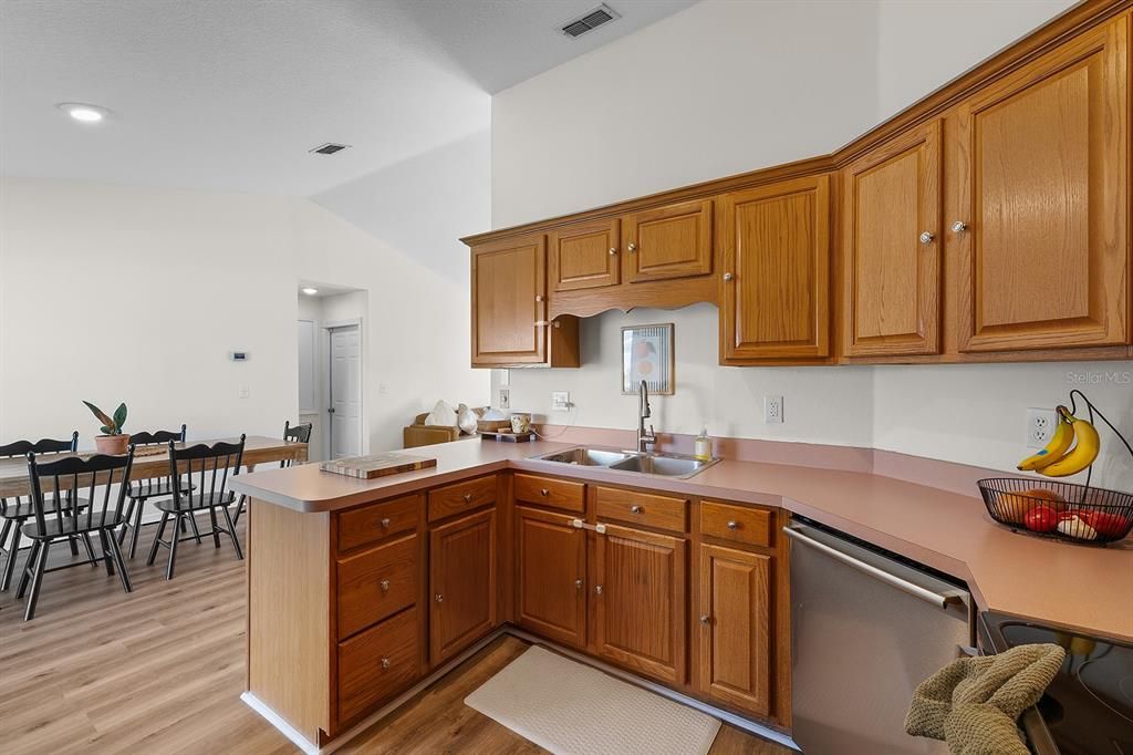 Activo con contrato: $427,000 (3 camas, 2 baños, 1273 Pies cuadrados)