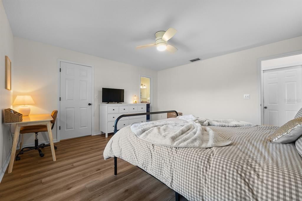 Activo con contrato: $427,000 (3 camas, 2 baños, 1273 Pies cuadrados)