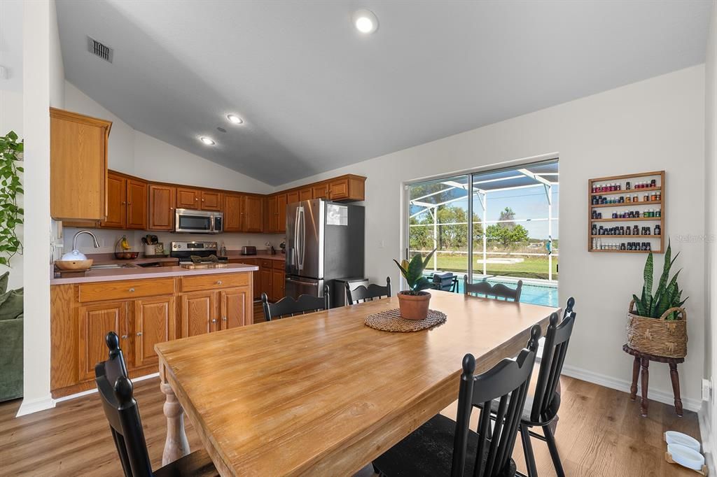 Activo con contrato: $427,000 (3 camas, 2 baños, 1273 Pies cuadrados)