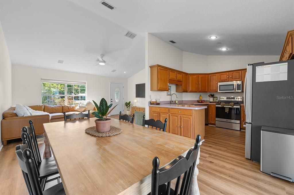 Activo con contrato: $427,000 (3 camas, 2 baños, 1273 Pies cuadrados)