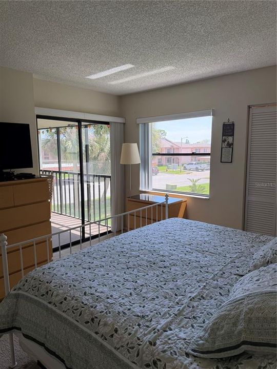 For Sale: $195,000 (2 beds, 2 baths, 879 Square Feet)