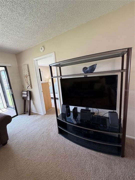 For Sale: $195,000 (2 beds, 2 baths, 879 Square Feet)