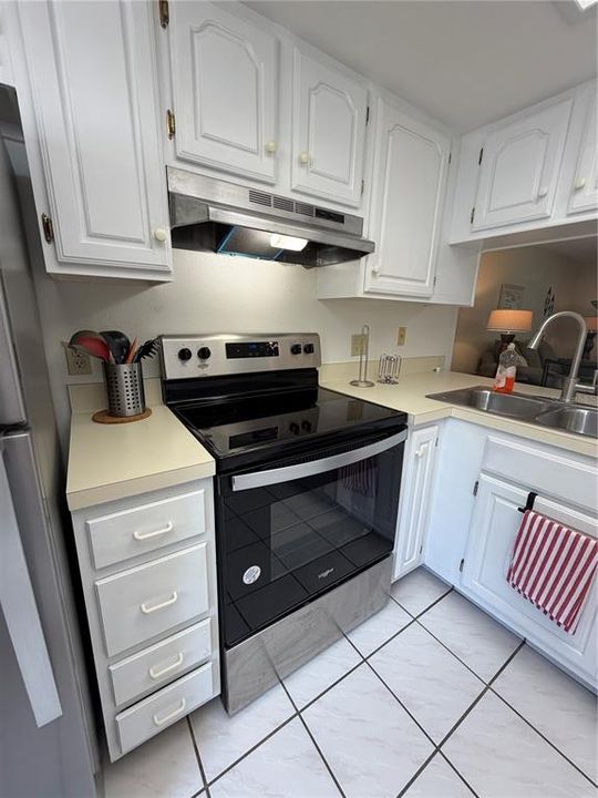 For Sale: $195,000 (2 beds, 2 baths, 879 Square Feet)